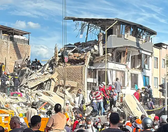 Escombros de un edificio derrumbado en Pereira tras el terremoto del 10 de agosto de 2026.